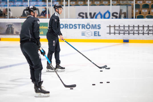 Domare Christian Billing värmer upp innan ishockeymatchen
