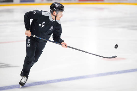 Domare Christian Billing värmer upp innan ishockeymatchen