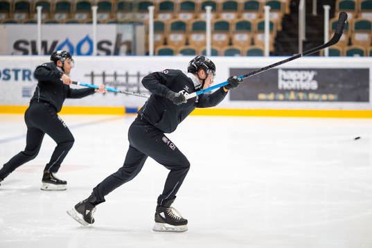 Domare Rasmus Strömberg värmer upp med lite hcoeky innan