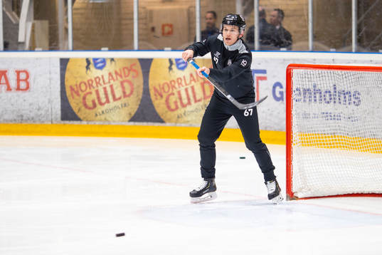 Domare Christian Billing innan ishockeymatchen i kvalet