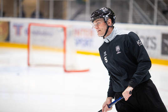 Domare Daniel Eriksson innan ishockeymatchen i kvalet till