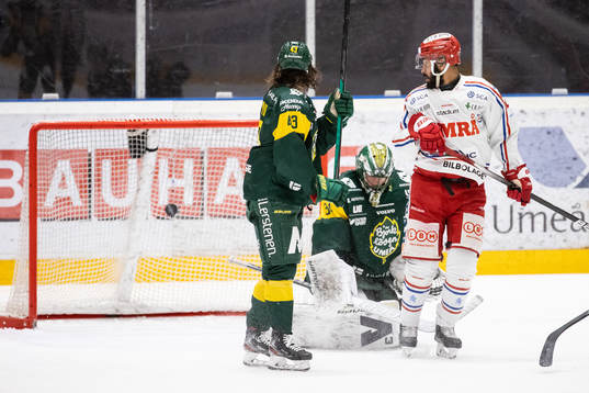 Timrås Johan Lindholm gör 0-1 bakom Björklövens