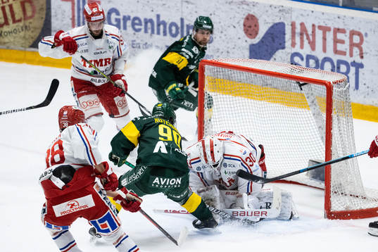 Björklövens Alex Hutchings och Timrås målvakt Jacob