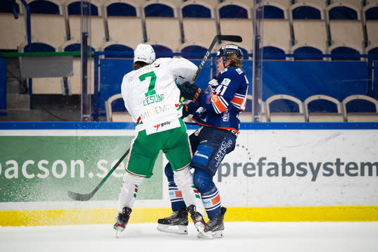 Rögles Erlend Lesund med en tackling på Växjös Ludvig