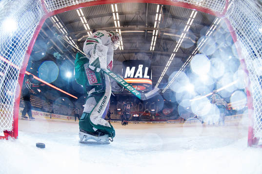Växjös Pontus Holmberg (ej i bild) gör 1-1 bakom Rögles