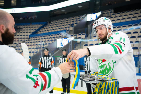Rögles Mattias Sjögren delar ut lagets silvermedaljer