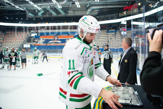 Rögles Mattias Sjögren tar emot lagets silvermedaljer