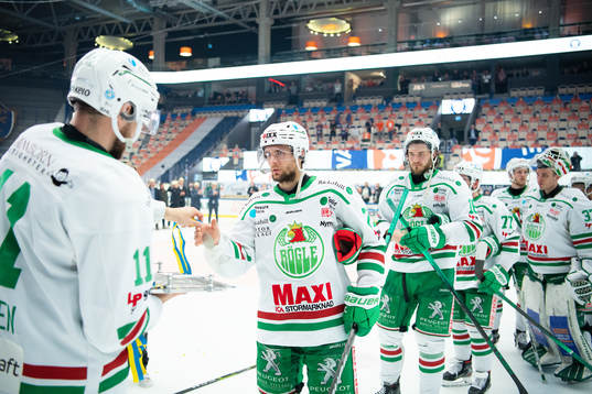 Rögles Mattias Sjögren delar ut lagets silvermedaljer