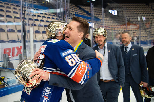 Växjös Erik Josefsson och tränare Sam Hallam  jublar