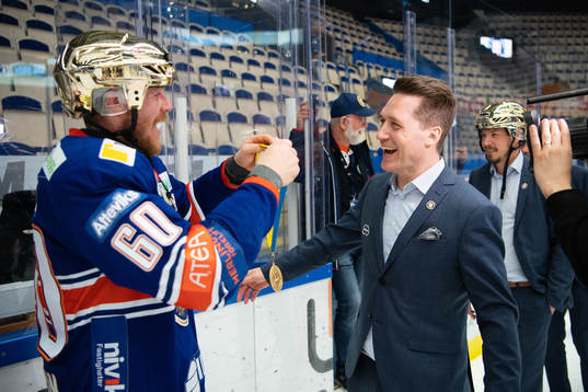 Växjös Erik Josefsson delar ut en guldmedalj till