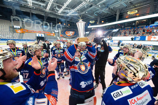 Växjös spelare jublar med Le Mat pokalen