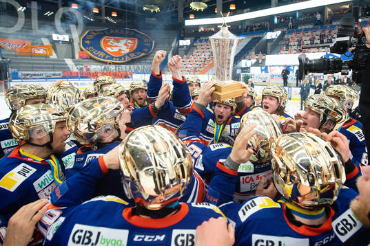 Växjös spelare jublar med Le Mat pokalen