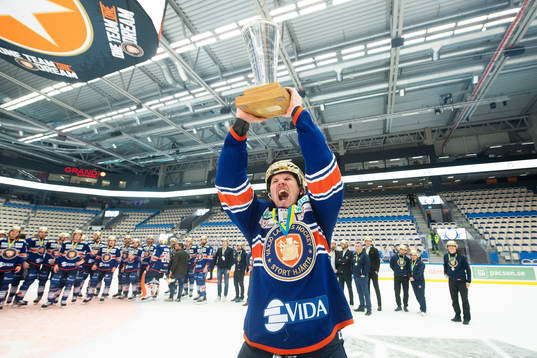 Växjös Joel Persson  jublar med Le Mat pokalen