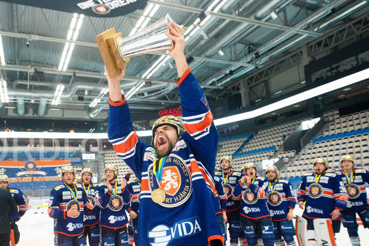 Växjös Emil Pettersson  jublar med Le Mat pokalen