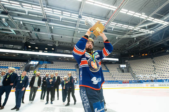 Växjös Tim Erixon jublar med LeMat pokalen