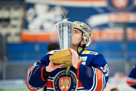 Växjös målvakt Erik Källgren jublar med Le Mat pokalen
