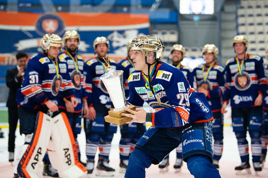 Växjös Pontus Holmberg jublar med Le Mat pokalen