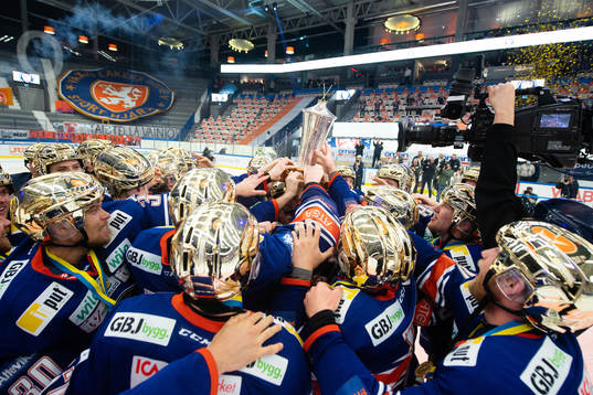 Växjös spelare jublar med Le Mat pokalen
