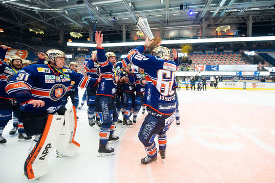 Växjös spelare jublar med Le Mat pokalen