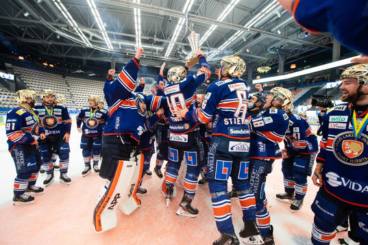 Växjös spelare jublar med Le Mat pokalen