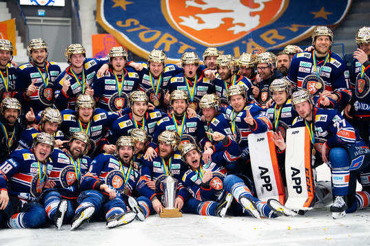 Växjös spelare jublar med Le Mat pokalen