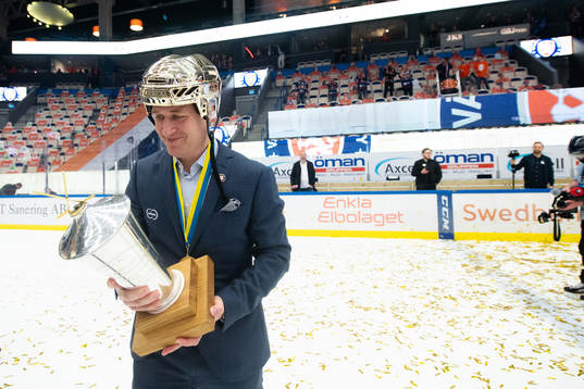Växjös tränare Sam Hallam  jublar med Le Mat pokalen