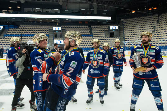 Växjös Victor Stjernborg och Christian Folin   jublar med