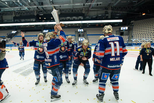 Växjös spelare jublar med Le Mat pokalen