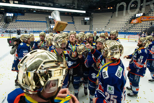 Växjös spelare jublar med Le Mat pokalen