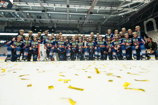 Växjös spelare jublar med Le Mat pokalen