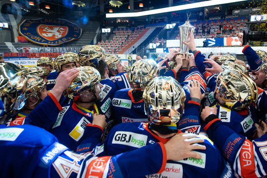 Växjös spelare jublar med Le Mat pokalen
