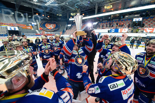 Växjös spelare jublar med Le Mat pokalen
