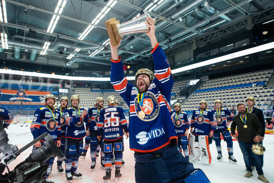 Växjös spelare jublar med Le Mat pokalen