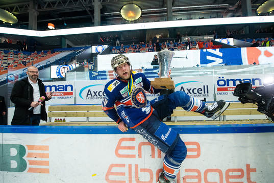 Växjös Richard Gynge jublar med Le Mat pokalen