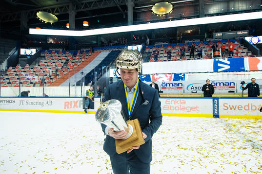 Växjös tränare Sam Hallam jublar med Le Mat pokalen