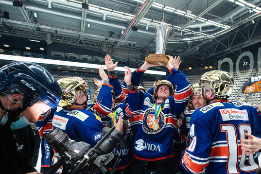 Växjös spelare jublar med Le Mat pokalen