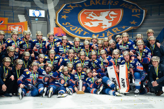 Växjös spelare jublar med Le Mat pokalen