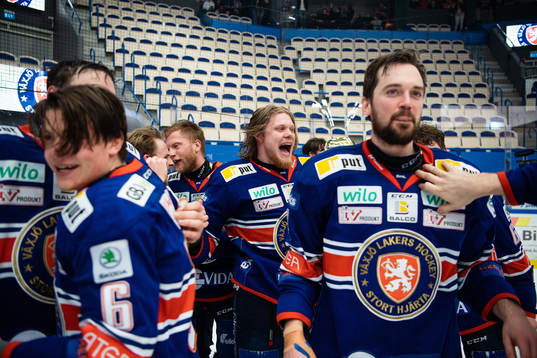 Växjös spelare jublar med Le Mat pokalen