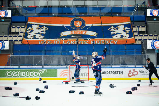 Växjös Erik Josefsson jublar med Le Mat pokalen