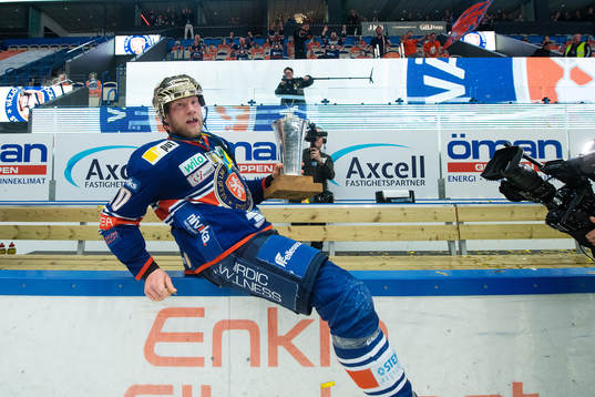 Växjös Richard Gynge jublar med Le Mat pokalen