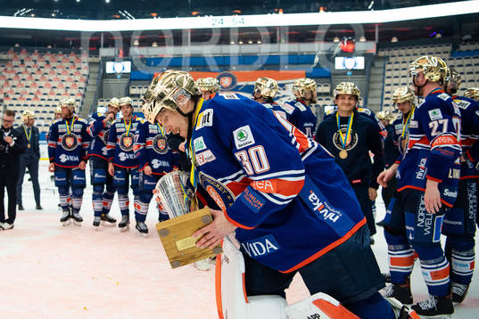Växjös målvakt Viktor Fasth  jublar med Le Mat pokalen