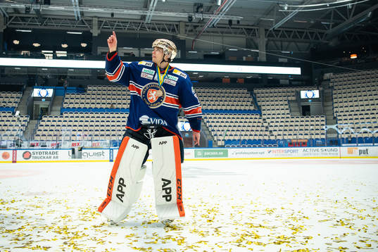 Växjös målvakt Erik Källgren jublar