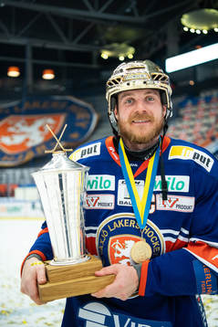 Växjös Erik Josefsson jublar med LeMat pokalen