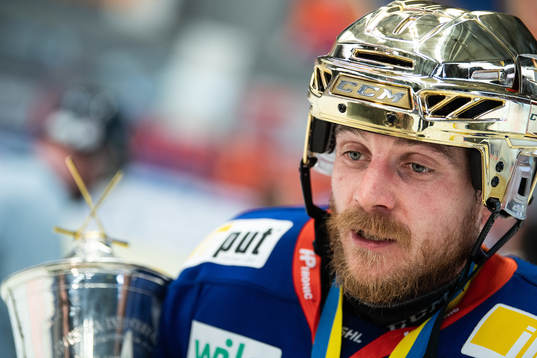 Växjös Erik Josefsson jublar med LeMat pokalen