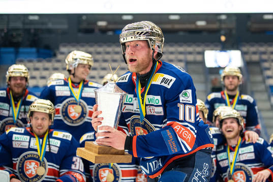 Växjös Richard Gynge jublar med LeMat pokalen