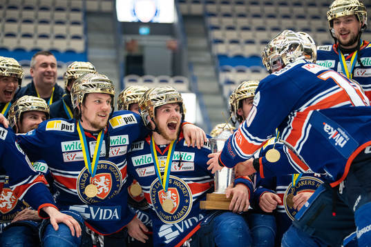 Växjös spelare jublar med LeMat pokalen