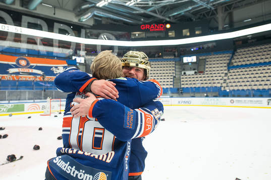 Växjös Marcus Sylvegård och Joel Persson  jublar