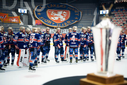 Växjös spelare jublar bakom LeMat pokalen