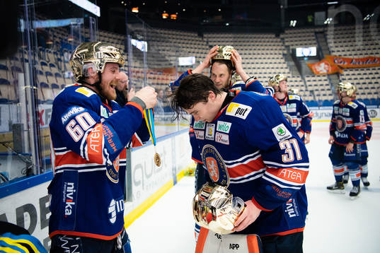 Växjös Erik Josefsson och målvakt Erik Källgren jublar
