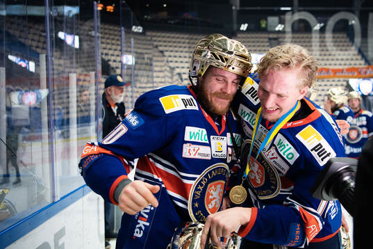 Växjös Erik Josefsson och Marcus Sylvegård  jublar med